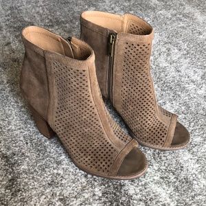 LUCKY BRAND Booties Size 8 Suede Lakyn Peep Toe Ankle Neutral